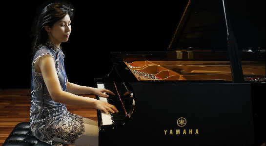 クラシックピアニスト浅野真弓